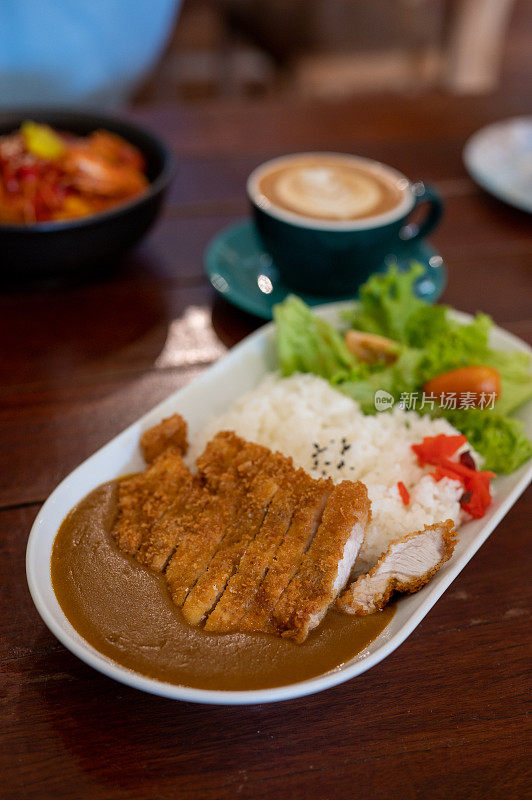 米饭与油炸猪肉和咖喱在日本风格或katsu kare在白色盘子准备吃